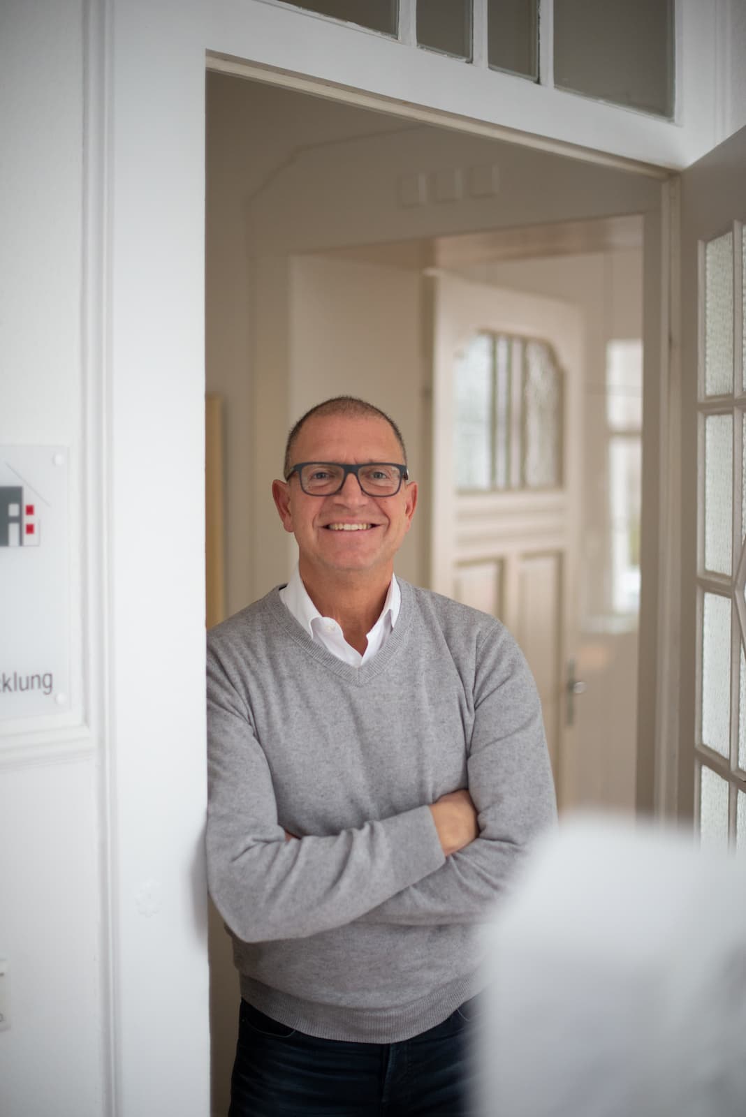 Immobilenexperte Uwe Pastoors im Eingansbereich seiner Firma HouseConcept